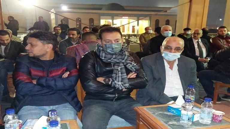 الفخراني ومصطفى شعبان.. نجوم الفن في عزاء شقيقة مجدي الهواري