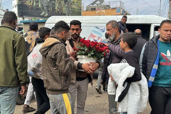 بائع الورد في رفح يرسم الابتسامة والأمل على وجوه الفلسطينيين في ظل الحرب بائع الورد في رفح يرسم الابتسامة والأمل على وجوه الفلسطينيين في ظل الحرب - الخليج 365 عربي