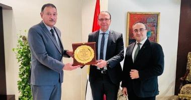 وفد تركى يتفقد معرض القاهرة الدولى ويشيد بالتنظيم الجيد