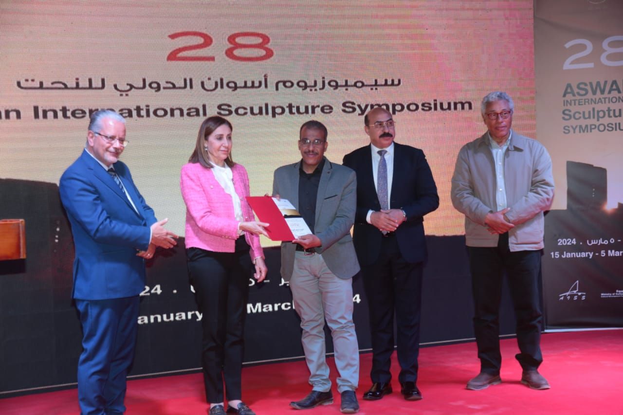 وزيرة الثقافة ومحافظ أسوان يشهدان ختام الدورة 28 لـ "سمبوزيوم النحت"
