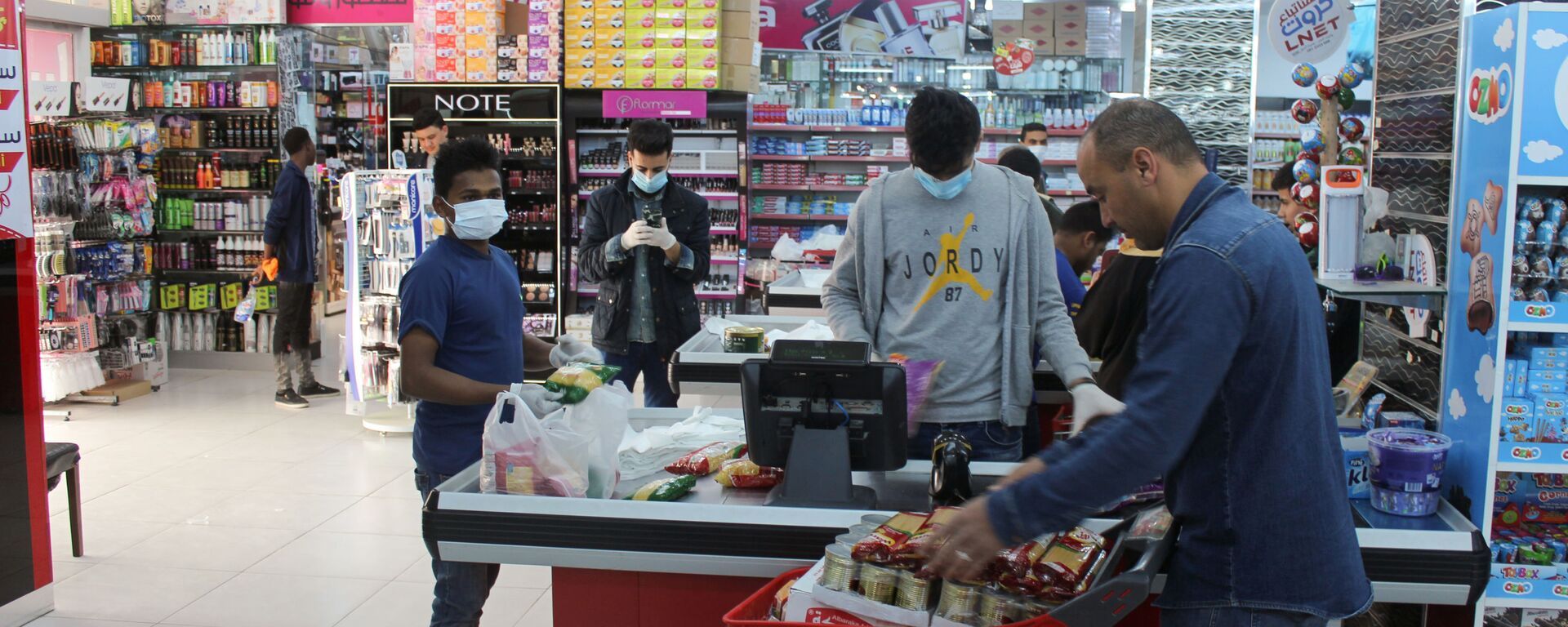 ليبيا.. مؤسسات خيرية ومنظمات مجتمع مدني تبدأ تجهيز السلة الرمضانية في بنغازي.. صور