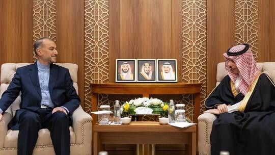 الخليج اليوم .. وزير الخارجية السعودي يلتقي نظيره الإيراني في جدة