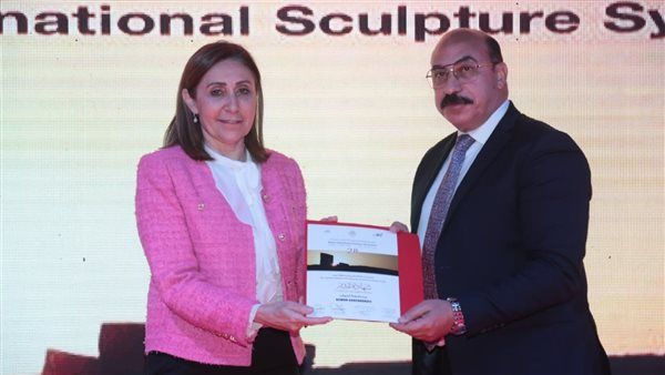 وزيرة الثقافة ومحافظ أسوان يشهدان ختام الدورة 28 لـ "سمبوزيوم النحت"