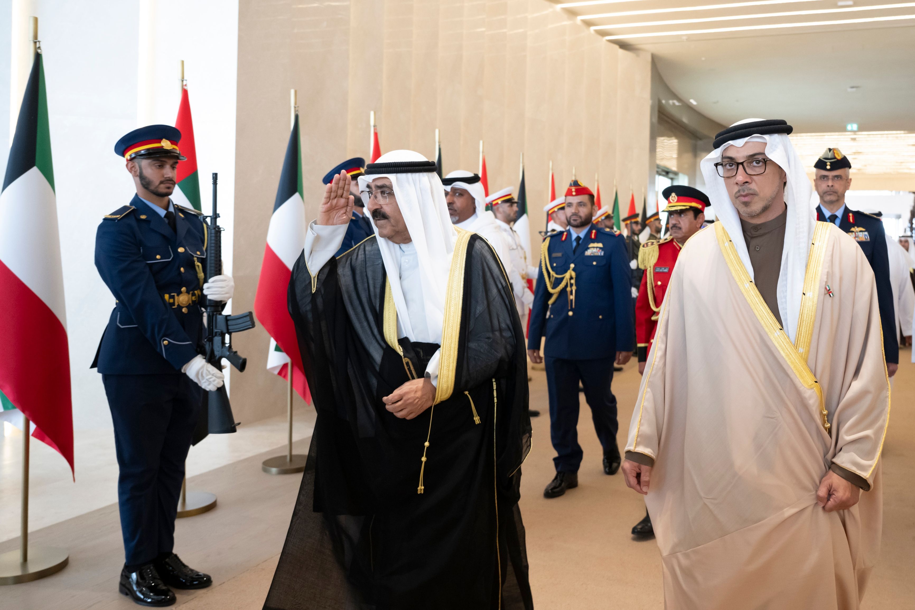 الامارات | أمير الكويت يغادر البلاد