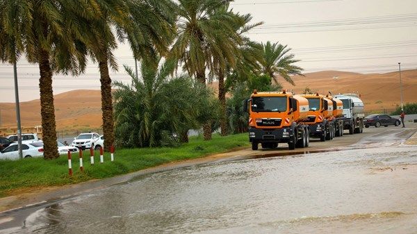 بلدية مدينة العين ترفع جاهزيتها للتعامل مع حالة التقلبات الجوية