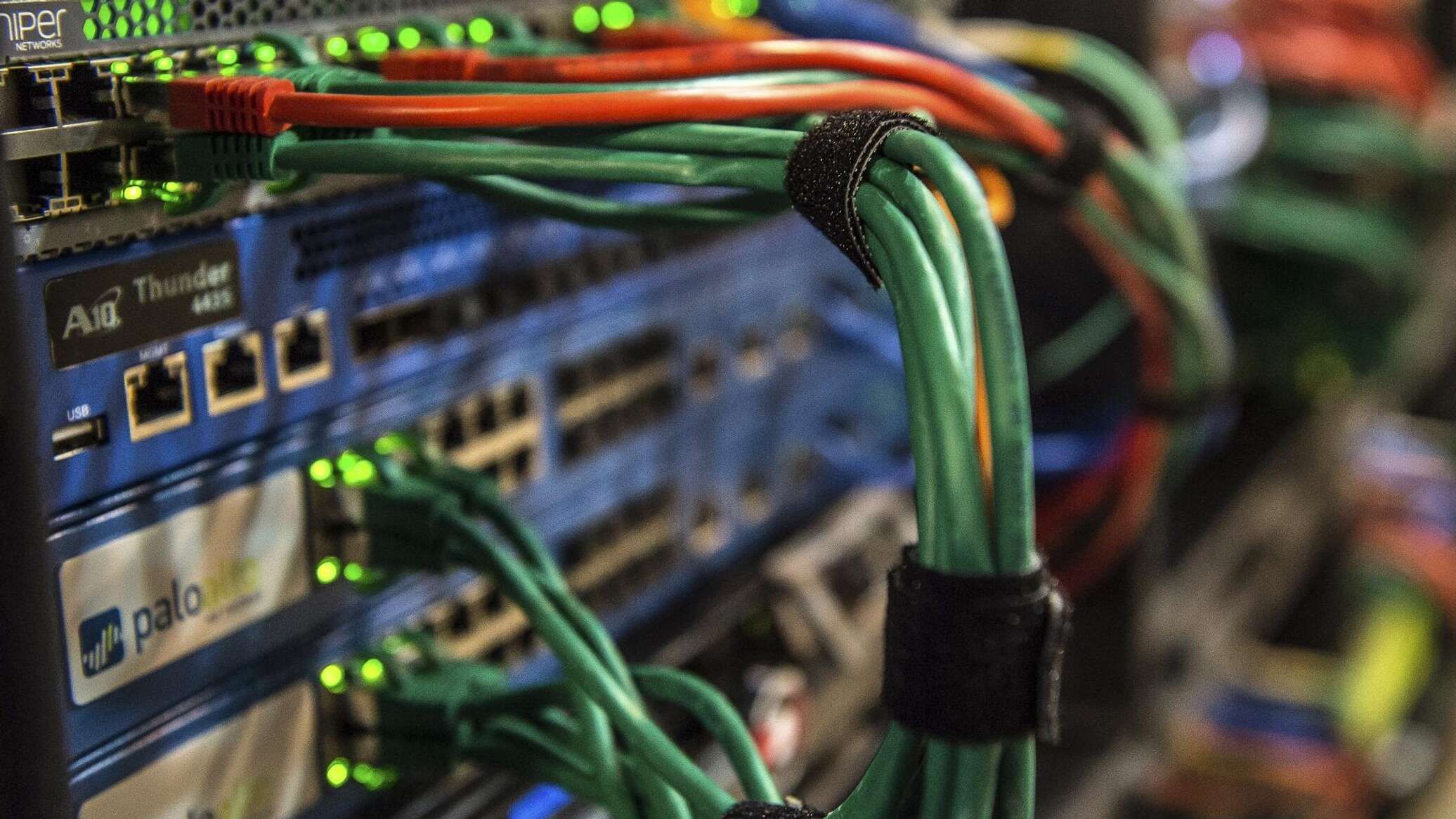 "أنصار الله" تحمل أمريكا مسؤولية انقطاع كابلات الإنترنت في البحر الأحمر