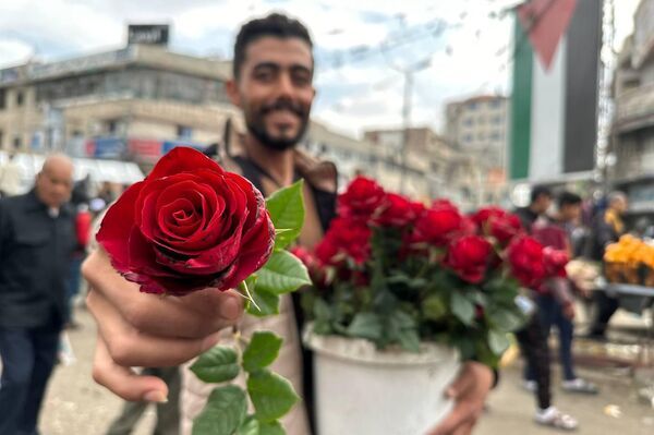 بائع الورد في رفح يرسم الابتسامة والأمل على وجوه الفلسطينيين في ظل الحرب بائع الورد في رفح يرسم الابتسامة والأمل على وجوه الفلسطينيين في ظل الحرب - الخليج 365 عربي