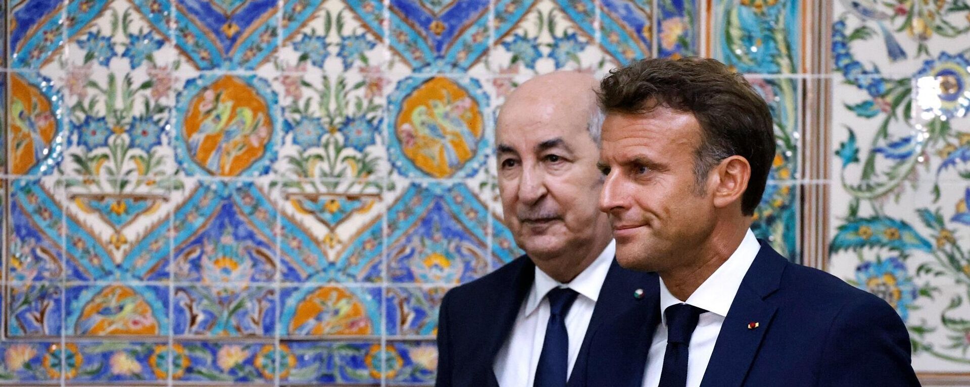 الرئيس الفرنسي، إيمانويل ماكرون، والرئيس الجزائري، عبد المجيد تبون، يغادران في نهاية مؤتمر صحفي مشترك في القصر الرئاسي بالعاصمة الجزائرية، 25 أغسطس/ آب 2022 الرئيس الفرنسي، إيمانويل ماكرون، والرئيس الجزائري، عبد المجيد تبون، يغادران في نهاية مؤتمر صحفي مشترك في القصر الرئاسي بالعاصمة الجزائرية، 25 أغسطس/ آب 2022 - الخليج 365 عربي, 1920, 08.12.2023