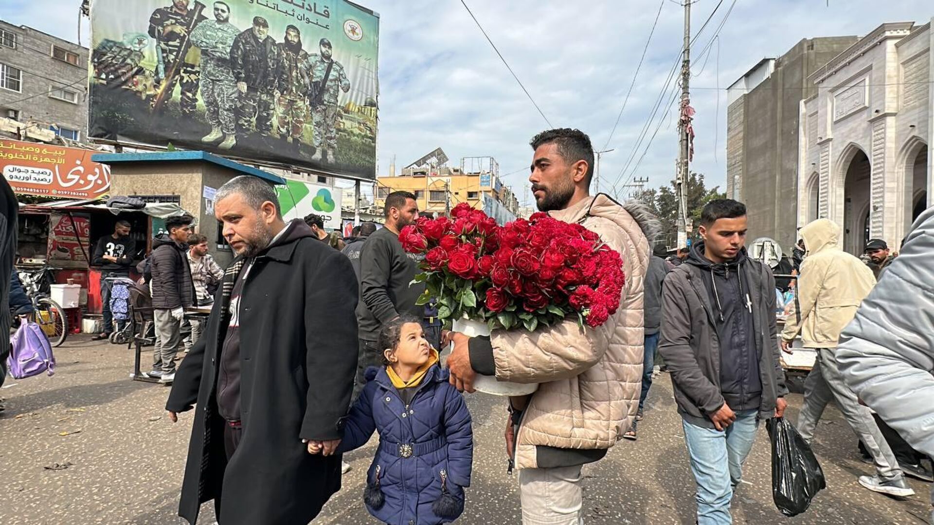 بائع الورد في رفح يرسم الابتسامة والأمل على وجوه الفلسطينيين في ظل الحرب بائع الورد في رفح يرسم الابتسامة والأمل على وجوه الفلسطينيين في ظل الحرب - الخليج 365 عربي, 1920, 05.03.2024
