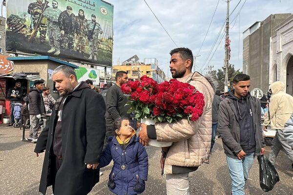 بائع الورد في رفح يرسم الابتسامة والأمل على وجوه الفلسطينيين في ظل الحرب بائع الورد في رفح يرسم الابتسامة والأمل على وجوه الفلسطينيين في ظل الحرب - الخليج 365 عربي