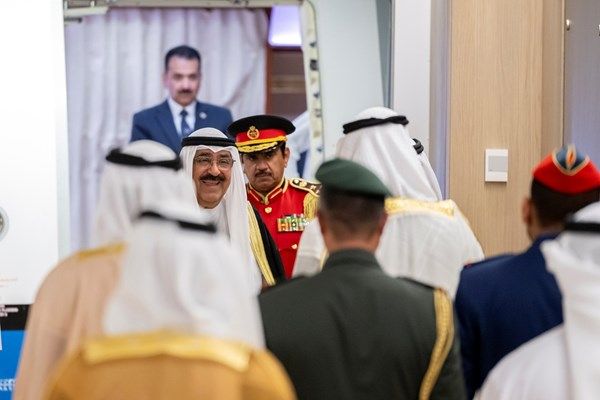 أمير الكويت يغادر البلاد