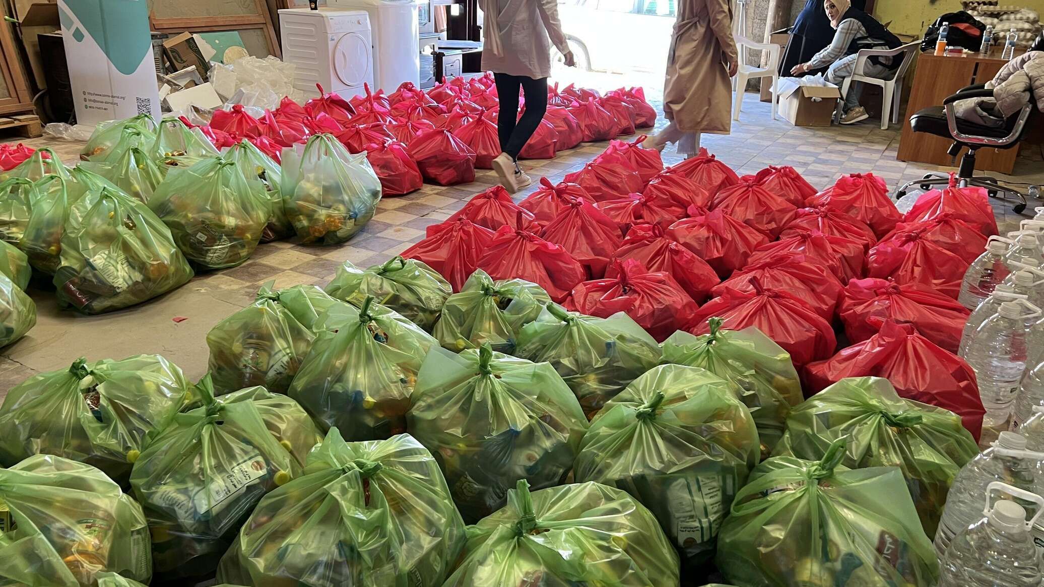 ليبيا.. مؤسسات خيرية ومنظمات مجتمع مدني تبدأ تجهيز السلة الرمضانية في بنغازي.. صور