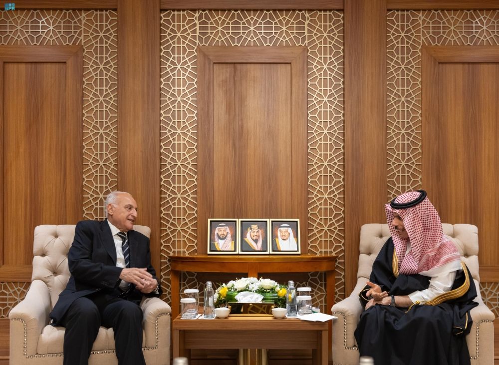 وزير الخارجية يبحث تعزيز العلاقات مع نظيره الجزائري