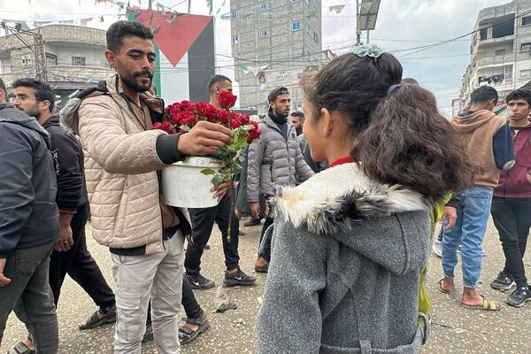 بائع الورد في رفح يرسم الابتسامة والأمل على وجوه الفلسطينيين في ظل الحرب بائع الورد في رفح يرسم الابتسامة والأمل على وجوه الفلسطينيين في ظل الحرب - الخليج 365 عربي