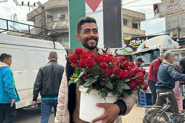 بائع الورد في رفح يرسم الابتسامة والأمل على وجوه الفلسطينيين في ظل الحرب بائع الورد في رفح يرسم الابتسامة والأمل على وجوه الفلسطينيين في ظل الحرب - الخليج 365 عربي