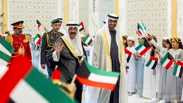 محمد بن زايد: سعدت بلقاء أخي الشيخ مشعل الأحمد الجابر الصباح في أبوظبي