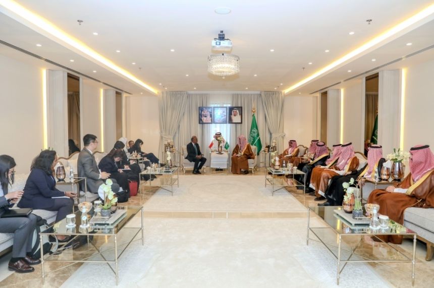 النائب العام يبحث سبل تعزيز التعاون مع وزير داخلية سنغافورة