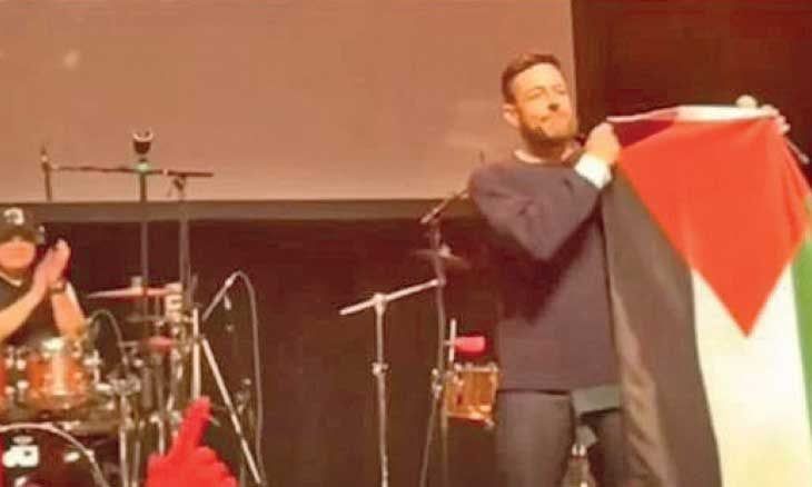 محمد حماقي يرفع علم فلسطين في حفله بـ نيويورك