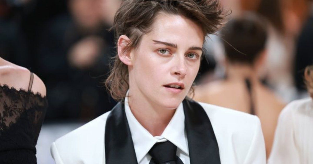 بطلة "Twilight" بإطلالة فـاضحة على السجادة الحمراء.. كأنها لا ترتدي شيئاً!