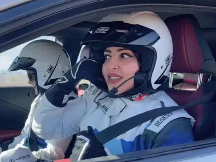 ظهور جديد لافت لمشاعل الهويش أثناء مشاركتها في سباق رالي سيارات حائل -فيديو