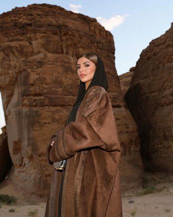 بالعباءة العربية.. أصالة كامل تتألق في العلا بالسعودية