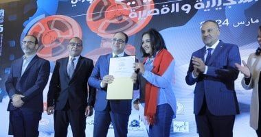 رئيس قطاع الإنتاج الوثائقى بالشركة المتحدة يسلم جائزة "الوثائقية" لفيلم "أحمر"