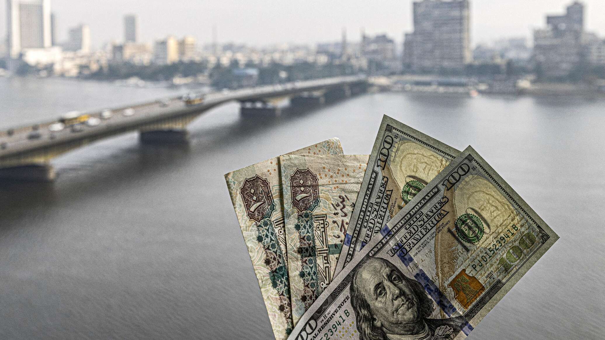 ماذا يحدث في مصر... سعر الدولار الرسمي يرتفع وجدل يملأ الفضاء الإلكتروني