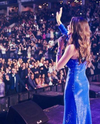 نانسي عجرم تتألق بالأزرق في تورونتو.. وهذا سعر فستانها