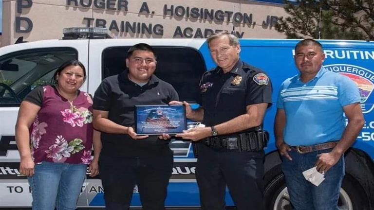 طالب يعثر على 4 ملايين جنيه على الرصيف.. لن تتخيل ماذا فعل بها (صور)