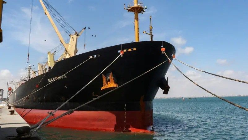 في البحر الأحمر.. نداء من اليمن لسفينة بتغيير مسارها