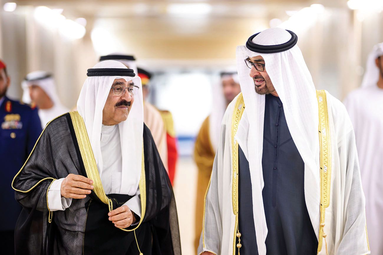الخليج اليوم .. محمد بن زايد ومشعل الأحمد يؤكدان أهمية دعم العمل الخليجي المشترك في ظل التحديات التي تشهدها المنطقة والعالم