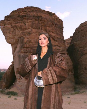 بالعباءة العربية.. أصالة كامل تتألق في العلا بالسعودية