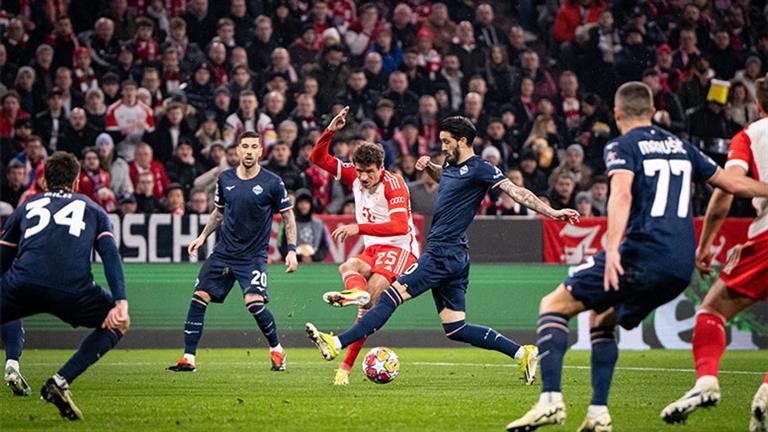 لقطة طريفة من حكم مباراة بايرن ميونخ ولاتسيو بدوري أبطال أوروبا (فيديو)