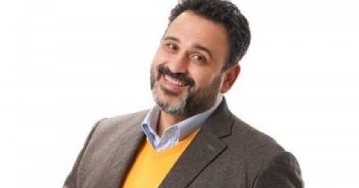 أكرم حسني يطرح تتر مسلسله الرمضاني "بابا جه"-بالفيديو