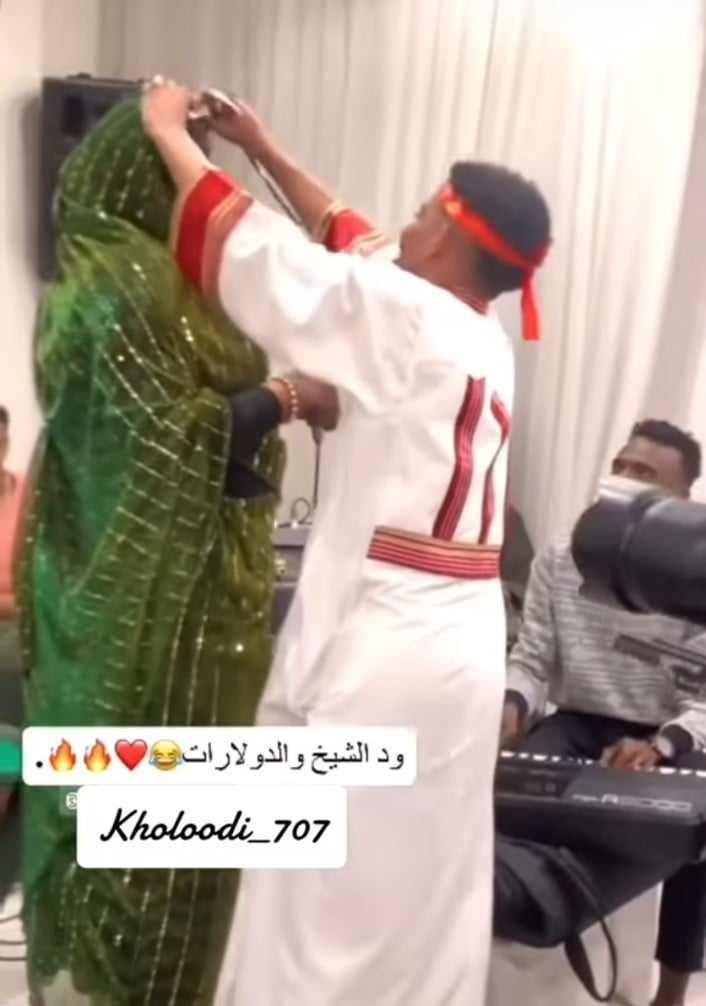 شاهد بالصورة والفيديو.. بلغت قيمتها 10 ألف دولار.. الفنان علي الشيخ يمنح الفنانة إنصاف مدني نقطة بالعملة الصعبة بعد أن تغنت له في “جرتق” زواجه