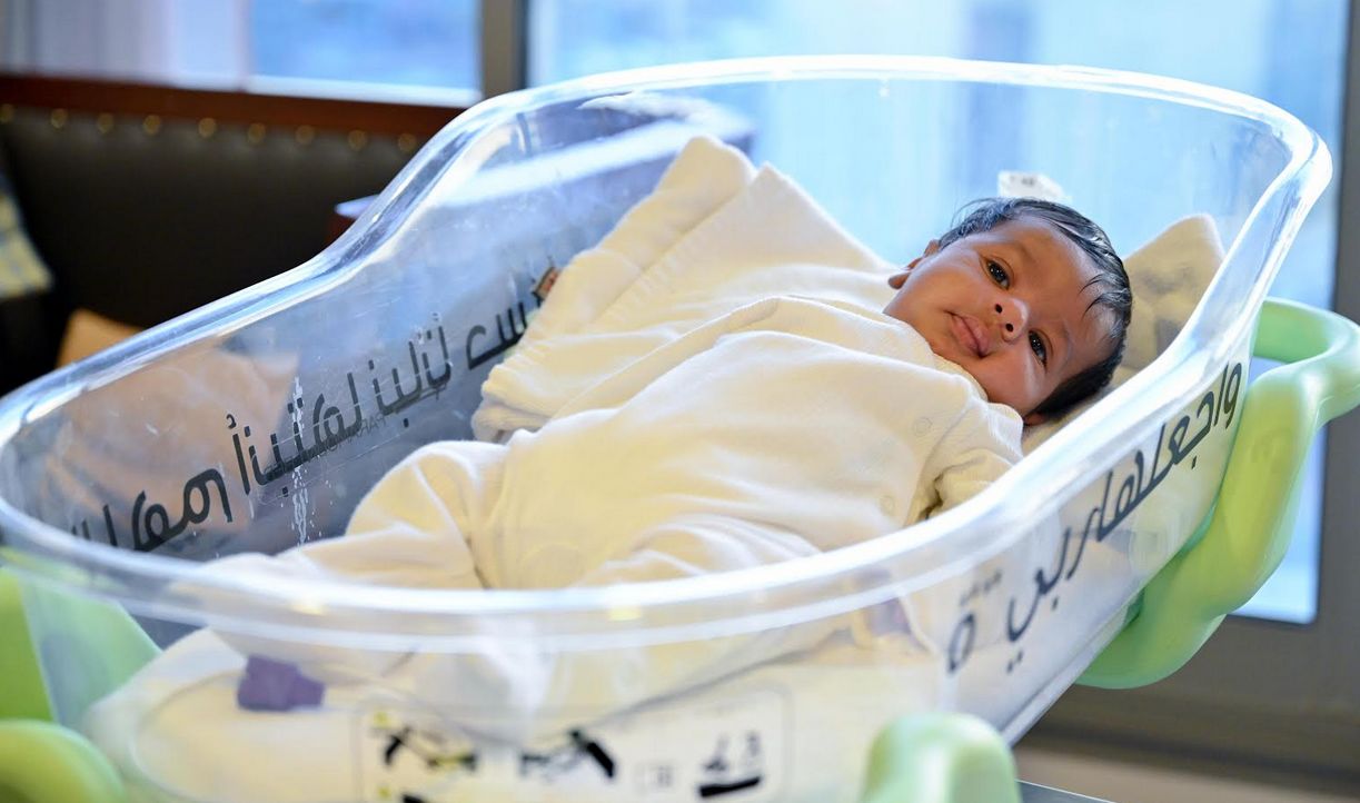 الامارات | أغلى دواء في العالم.. "برجيل أبوظبي" تنقذ طفلاً إماراتياً عمره "44" يوماً من الضمور العضلي بـعقار "زولنجسما"