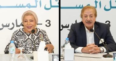 محمد المنصور وفخرية خميس يلتقيان الطلاب الأوائل بالمسرح العربى بأيام الشارقة
