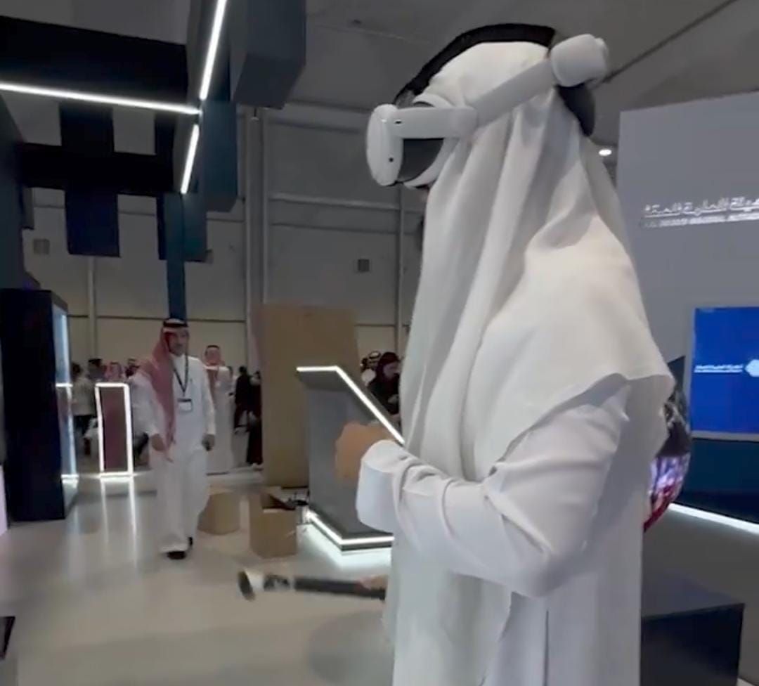 شخص يجرب رقصة العرضة بتقنية الـ PR في معرض السعودية الرقمية .. فيديو