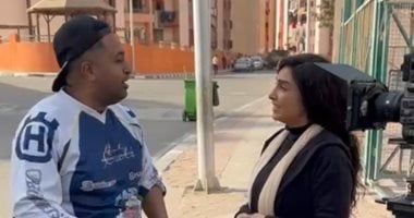 الجمهور يلتف حول روجينا أثناء تصوير سر إلهي في حي الأسمرات