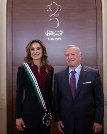 العاهل الأردني يقلد زوجته الملكة رانيا هذا الوسام الرفيع وهكذا شكرته-بالصور