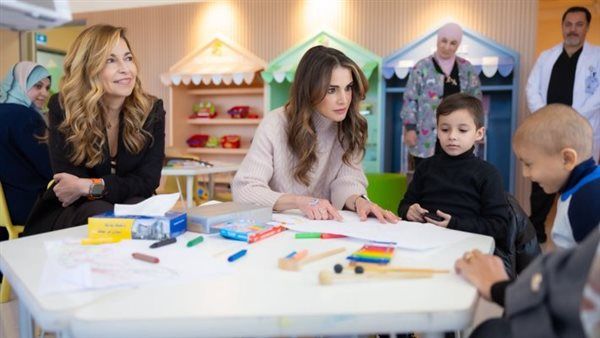 عاهل الأردن يقلد الملكة رانيا وسام النهضة تقديرًا لدورها الريادي في المجتمع