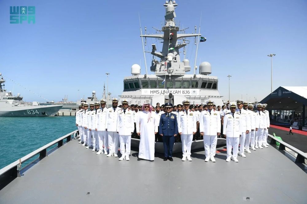 نيابة عن وزير الدفاع.. رئيس الأركان يُدشِن "سفينة جلالة الملك عنيزة"