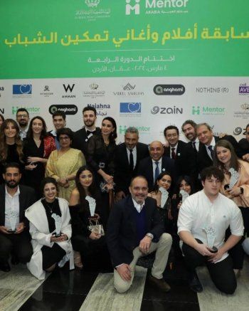 كاريس بشار ساحرة بالأسود وسعيدة لمشاركتها كعضو لجنة تحكيم في هذه المسابقة-بالصور