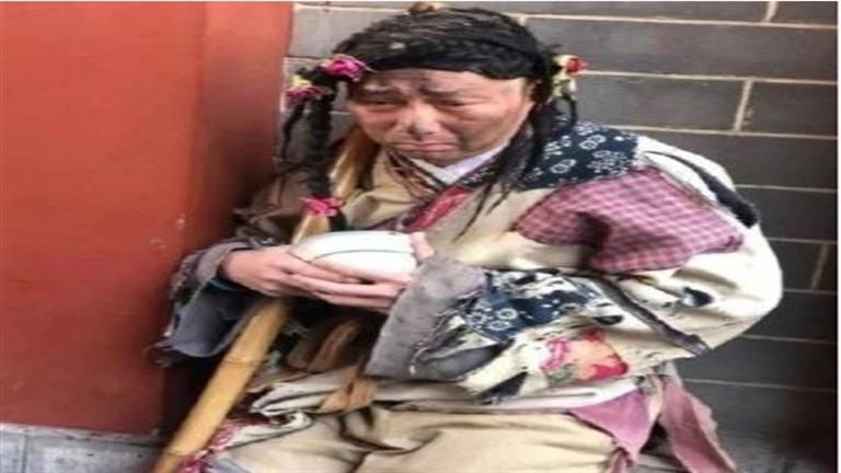 المليونير الشحات يكسب ثروة طائلة من التسول.. ما القصة؟ (صور)