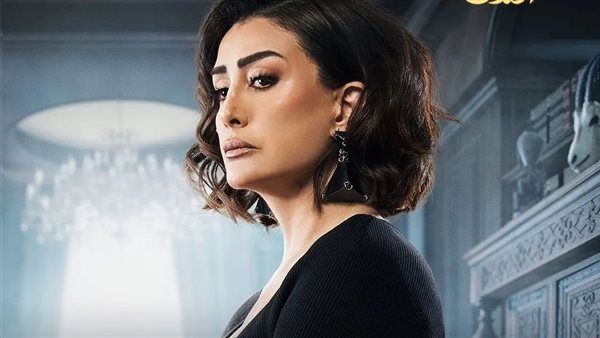 غادة عبد الرازق تمسك بـ"عقرب حقيقى" فى كواليس مسلسلها (فيديو)