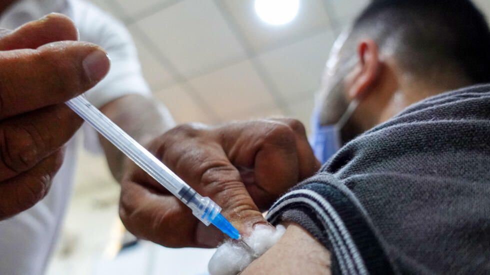 الامارات | ألماني تلقى 217 جرعة من لقاح كورونا .. ماذا حدث لجسمه ؟