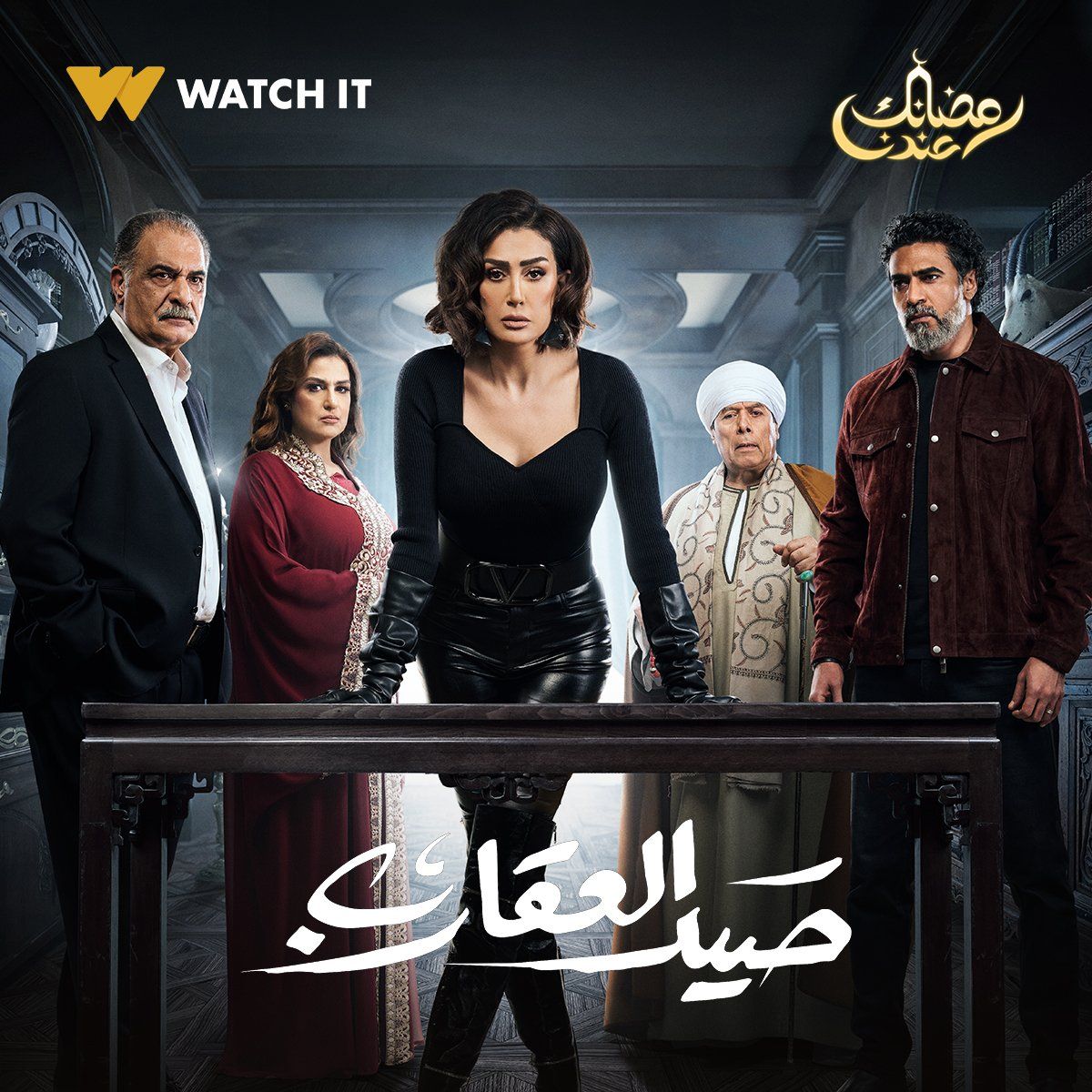 غادة عبد الرازق تمسك بـ"عقرب حقيقى" فى كواليس مسلسلها (فيديو)