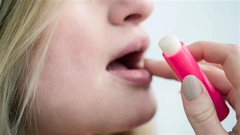 احذري.. اكتشاف مكون خطير في مستحضرات العناية بالشفاه