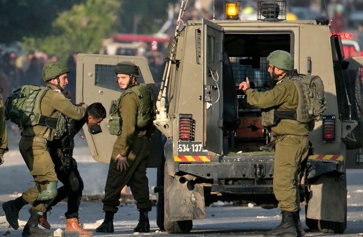 “شؤون الأسرى الفلسطينية” توثق اعتقال الاحتلال 7490 فلسطينياً في الضفة الغربية منذ أكتوبر الماضي