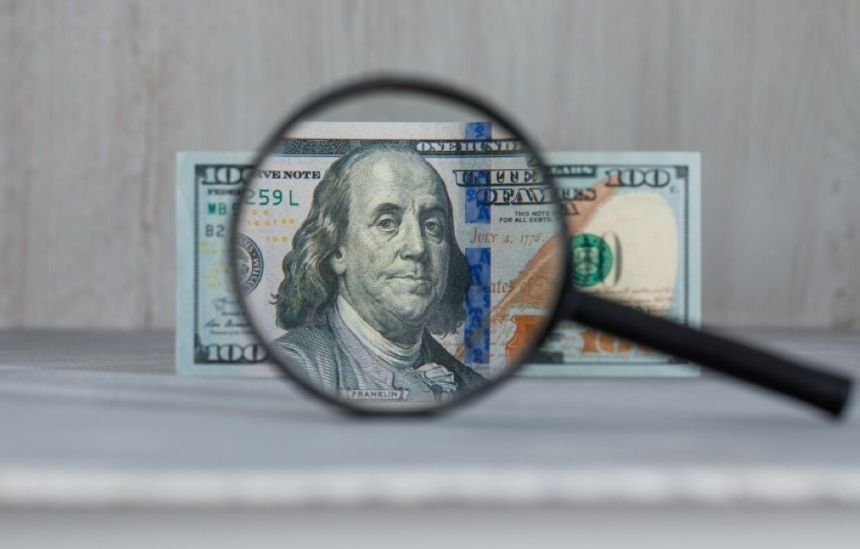 الدولار يتراجع أمام معظم العملات الرئيسية